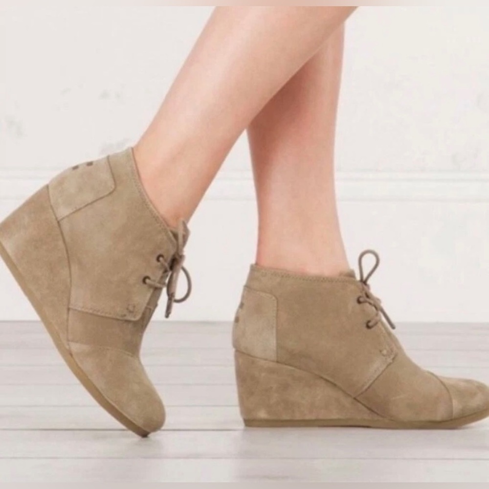 TOMS Desert Suede Wedge Ankle Booties Women’s Size 10 Tan.